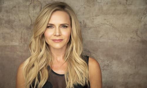 Julie Benz Bio, Age, Height, Family, Husband, Education, Career, Net Worth